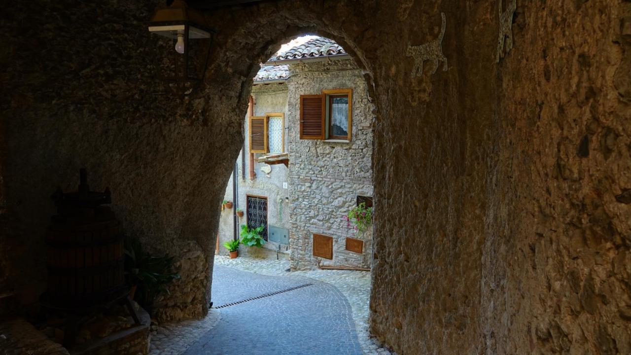 La Terrazza Sul Lago Turano Castel di Tora Extérieur photo