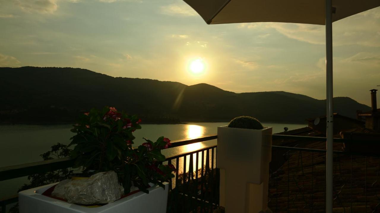 La Terrazza Sul Lago Turano Castel di Tora Extérieur photo
