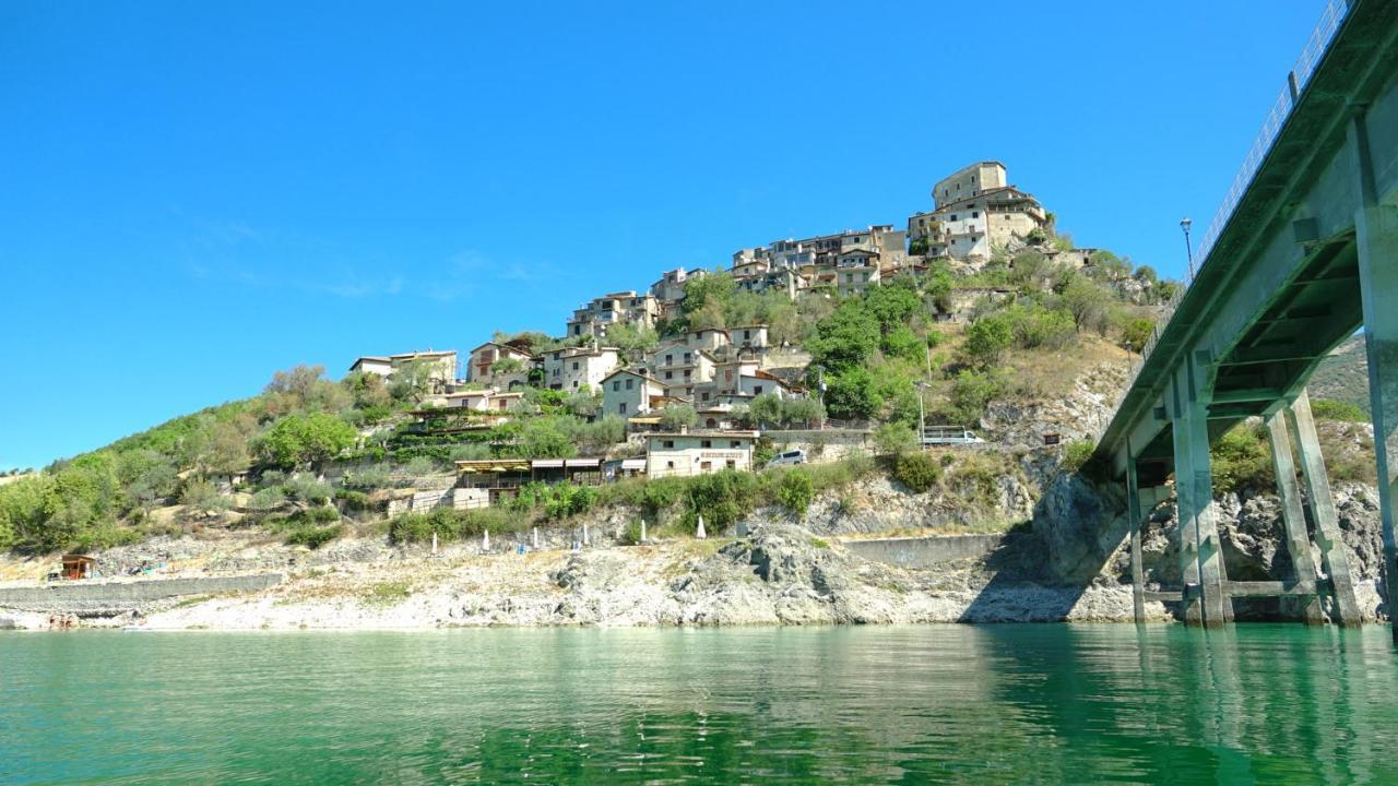 La Terrazza Sul Lago Turano Castel di Tora Extérieur photo
